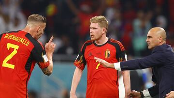 Soccer Football - FIFA World Cup Qatar 2022 - Group F - Belgium v Canada - Ahmad Bin Ali Stadium, Al Rayyan, Qatar - November 23, 2022 Belgium coach Roberto Martinez gives instructions to Tobias Alderweireld and Kevin De Bruyne REUTERS/Kai Pfaffenbach