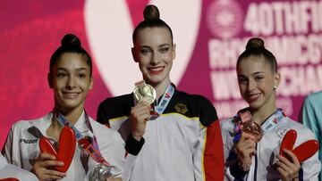 La gimnasta alemana Darja Varfolomeev (c, oro), la italiana Sofia Raffeli (izq, plata) y la israelí, Daría Atamanov (dcha, bronce) en el podio de individual del concurso completo,