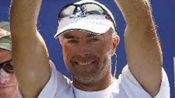 <b>VICTORIA HISTÓRICA.</B> Bouwe Bekking, capitán del Movistar, posaba así de sonriente con el trofeo de la etapa.