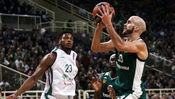 Nick Calathes lanza ante la mirada de Jeff Brooks.