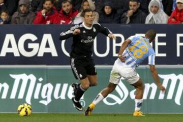 El delantero portugués del Real Madrid Cristiano Ronaldo cae ante el venezolano Rosales, del Málaga, durante el partido de Liga en Primera División que están disputando esta noche en el estadio de La Rosaleda.