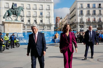 La presidenta de la Comunidad de Madrid Isabel Díaz Ayuso recibe al presidente del Atlético de Madrid femenino, Enrique Cerezo.