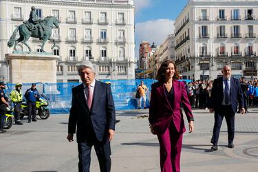 La presidenta de la Comunidad de Madrid Isabel Díaz Ayuso recibe al presidente del Atlético de Madrid femenino, Enrique Cerezo.
