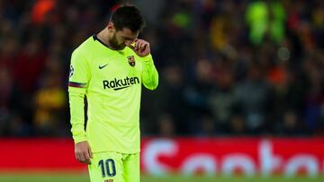 Messi se lamenta en el partido entre Barcelona y Liverpool.