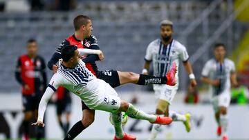 GUADALAJARA (MÉXICO), 09/02/2023.- Martín Nervo (arriba) de Atlas disputa el balón con Rogelio Funes Mori (abajo) de Monterrey durante un partido de la jornada 5 del torneo Clausura 2023 de la liga del fútbol mexicano, disputado en el Estadio Jalisco, en Guadalajara (México). EFE/ Francisco Guasco