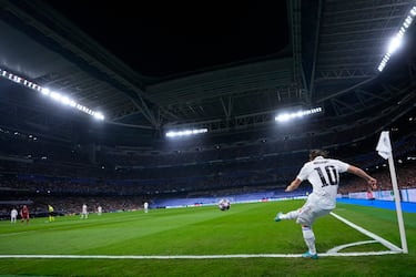 Luka Modric lanza un saque de esquina.