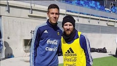 Nehu&eacute;n P&eacute;rez, con Messi durante un entrenamiento con Argentina.