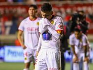 Futbol, Deportes Limache vs Union Espanola.
Fecha 28, Liga de primera 2025.
El jugador de Union Espanola Pablo Aranguiz, centro, lamenta la derrota contra Deportes Limache tras el partido de primera division disputado en el estadio Lucio Farina de Quillota, Chile.
21/11/2025
Manuel Lema/Photosport
Football, Deportes Limache vs Union Espanola.
28th turn, 2025 First division league.
Union Espanola player Pablo Aranguiz, center, reacts loosing against Deportes Limache after the first division match at the Lucio Farina stadium in Quillota, Chile.
21/11/2025
Manuel Lema/Photosport
