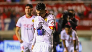 Futbol, Deportes Limache vs Union Espanola.
Fecha 28, Liga de primera 2025.
El jugador de Union Espanola Pablo Aranguiz, centro, lamenta la derrota contra Deportes Limache tras el partido de primera division disputado en el estadio Lucio Farina de Quillota, Chile.
21/11/2025
Manuel Lema/Photosport
Football, Deportes Limache vs Union Espanola.
28th turn, 2025 First division league.
Union Espanola player Pablo Aranguiz, center, reacts loosing against Deportes Limache after the first division match at the Lucio Farina stadium in Quillota, Chile.
21/11/2025
Manuel Lema/Photosport