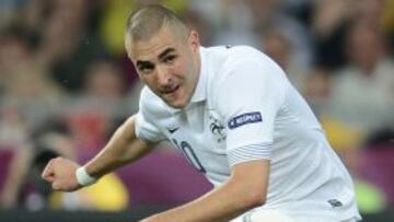 Benzema intenta un disparo ante Suecia.