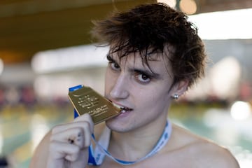 Carles Coll posa para AS con su oro mundial en la piscina Can Llong, del CN Sabadell.