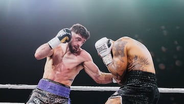 José Luis Navarro Jr. durante su combate por el EBU Silver del supermedio con Yoann Kongolo.
