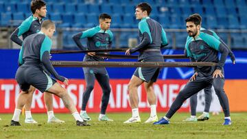 Los jugadores del Barcelona se ejercitan en el Volksparkstadion de Hamburgo.