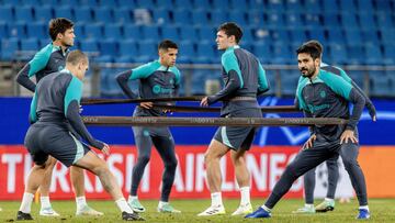 Los jugadores del Barcelona se ejercitan en el Volksparkstadion de Hamburgo.