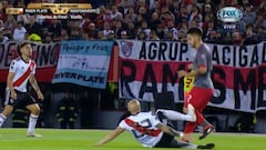 Polémica: el VAR no expulsó a Pinola tras una dura entrada