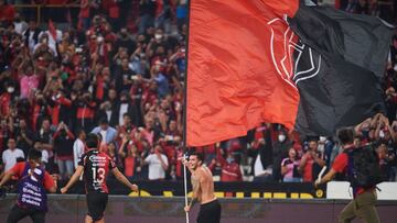 Jugadores del Atlas festejan con una bandera en la cancha el pase a la Final