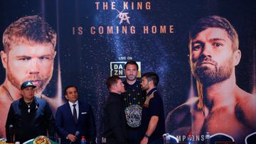 El boxeador mexicano Saúl "Canelo" Álvarez y el británico Jonh Ryder posan durante una rueda de prensa en la ciudad de Guadalajara, en Jalisco (México).