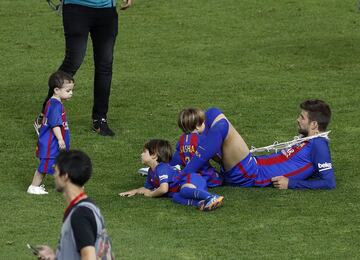 Celebración de los jugadores del Barcelona. Piqué con su familia.