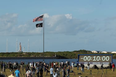 Periodistas se congregan antes del lanzamiento previsto de la misión Artemis II de la NASA para sobrevolar la Luna, mientras un reloj de cuenta regresiva marca 10 minutos, en el Centro Espacial Kennedy en Cabo Cañaveral.