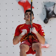 Campanada de oro para Alberto Ginés en la pared de Tokio