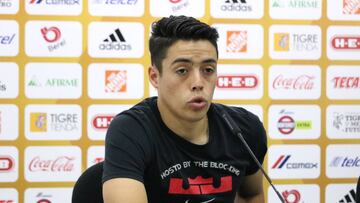 Foto de Eduardo Tercero, defensa de Tigres en una conferencia de prensa del Apertura 2018.