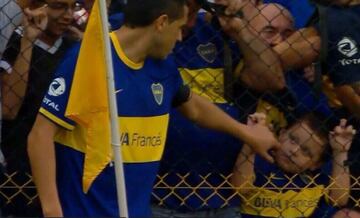 El día que el '10' de Boca conmovió a miles de aficionados cuando le tocó la mano a un pequeño fan previo a cobrar un tiro de esquina