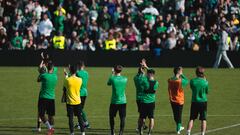 Los jugadores del Betis agradecen el apoyo de sus aficionados.