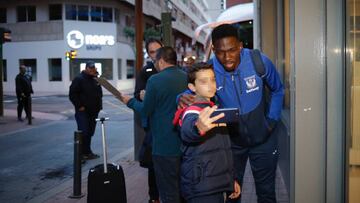 Los jugadores del Leganés firmaron autógrafos y se hicieron fotos con aficionados a su llegada.