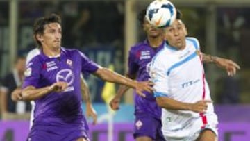 El jugador de la Fiorentina Stefan Savic disputa el balón con Lucas Castro del Catania.