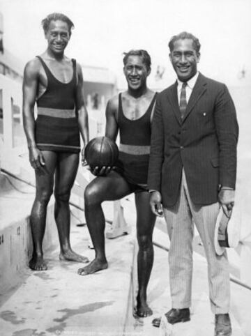 Duke with his brothers Sam and Dave, also swimmers, at the Paris Olympics in 1924. Sam won the 100m bronze, with Johnny Weissmüller taking gold and Duke silver.