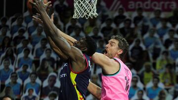 GRAF2009. ANDORRA LA VELLA, 25/04/2021.- El pivot sierraleonés del MoraBanc, Babatunde Olumuyiwa (i), intenta encestar ante el pívot español del Barça Pau Gasol durante el partido de la trigesimotercera jornada de la Liga Endesa entre el MoraBanc Andorra y el Barça disputado este domingo en el Poliesportiu d'Andorra. EFE/ Fernando Galindo