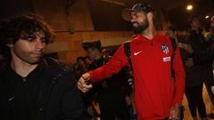 Costa, con Tiago, en la llegada ayer del Atl&eacute;tico a Sevilla para jugar en el Pizju&aacute;n, un estadio que inspira al hispanobrasile&ntilde;o. 