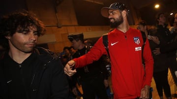Costa, con Tiago, en la llegada ayer del Atlético a Sevilla para jugar en el Pizjuán, un estadio que inspira al hispanobrasileño.