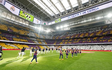 Ambos equipos salen al césped del Santiago Bernabéu. 