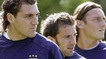 <b>TRIDENTE. </B>Del Piero (centro) acompañará a Vieri (izda.) y Totti (dcha.) en el ataque italiano.