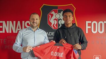 Désiré Doué posa con la camiseta del Stade Rennais tras renovar hasta 2025.