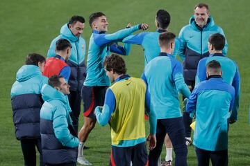 Los jugadores del Barcelona, durante su entrenamiento de este sábado en Riad.