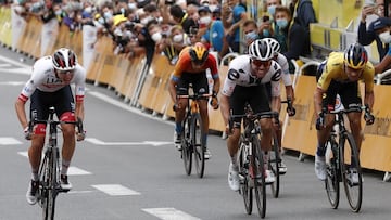 Tadej Pogacar esprinta ante Marc Hirschi, Primoz Roglic, Egan Bernal y Mikel Landa en la llegada de la novena etapa del Tour de Francia 2020 con meta en Laruns.
