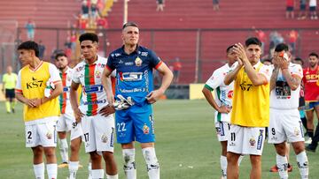 Futbol, Union Espaola vs Cobresal.
Fecha 30, campeonato Nacional 2023.
Los jugadores de Cobresal se lamentan luego de perder contra Union Espaola el partido por la primera division en el estadio Santa Laura.
Santiago, Chile.
08/12/2023
Felpe Zanca/Photosport
Football, Union Espaola vs Cobresal.
30nd turn, national Championship 2023.
CobresalÕs players reacts after losign against Union Espanola for first division at Santa Laura stadium.
Santiago, Chile.
08/12/2023
Felpe Zanca/Photosport