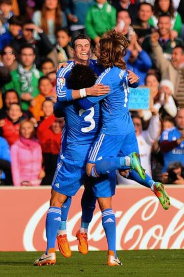 Gareth Bale celebrando el segundo gol de su equipo durante el partido de la vigésima jornada de Liga de Primera División disputado en el estadio Benito Villamarín de Sevilla.