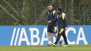 Lucas Pérez, retirándose del entrenamiento del Deportivo tras la charla.