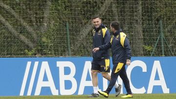 Lucas Pérez, retirándose del entrenamiento del Deportivo tras la charla.