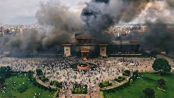 Manifestantes celebran en el Singha Durbar, sede de los ministerios y oficinas del gobierno de Nepal, tras ser incendiado durante una protesta contra la prohibición de las redes sociales y la corrupción en Katmandú, Nepal.