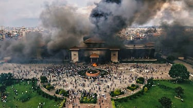 Manifestantes celebran en el Singha Durbar, sede de los ministerios y oficinas del gobierno de Nepal, tras ser incendiado durante una protesta contra la prohibición de las redes sociales y la corrupción en Katmandú, Nepal.