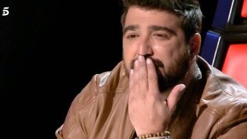Antonio Orozco emocionado al recordar a la madre de su hijo durante una actuación de la semifinal de "La Voz Kids 4"