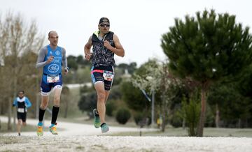 Los duatletas madrile?os Manuel D¨ªaz y Beatriz Molina cosecharon dos trabajadas victorias en la tercera edici¨®n del Du Cross Alcobendas. La localidad recibi¨® a 170 duatletas con el parque natural de Valdelatas como escenario ideal para esta pr¨¢ctica deportiva. El pr¨®ximo reto del circuito ser¨¢ el s¨¢bado 11 de mayo en Villanueva de la Ca?ada.