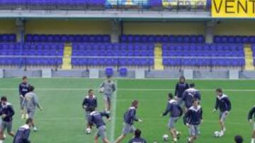 <b>MANDA LA PELOTA. </b>Los jugadores del Villarreal, entrenando en El Madrigal. La imagen no engaña: su fútbol se basa en tener la pelota.