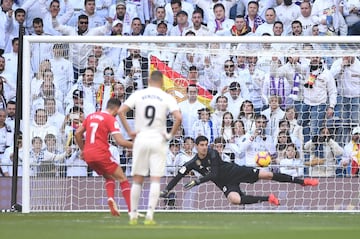 MADRID, SPAIN - FEBRUARY 17:  Cristhian Stuani of Girona scores his team's first goal from the penalty spot during the La Liga match between Real Madrid CF and Girona FC at Estadio Santiago Bernabeu on February 17, 2019 in Madrid, Spain. 