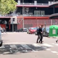 As caza a los agentes de Maxi Gómez saliendo de Mestalla