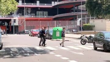 As caza a los agentes de Maxi Gómez saliendo de Mestalla